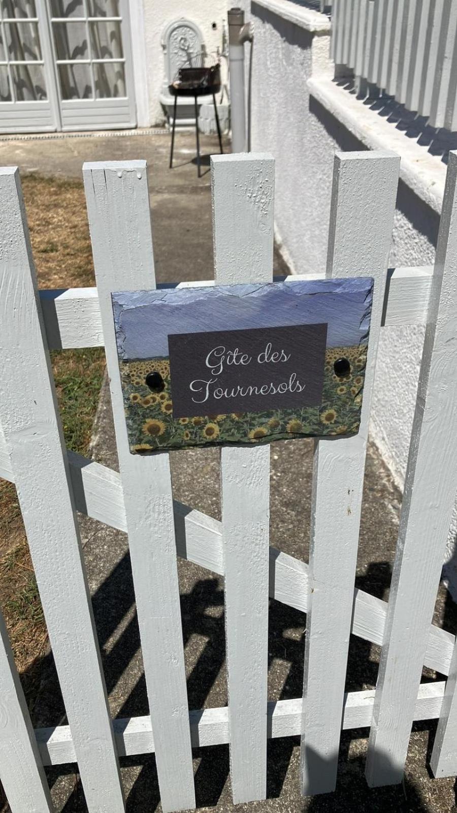 Gite Des Tournesols Oradour-Fanais Exterior foto